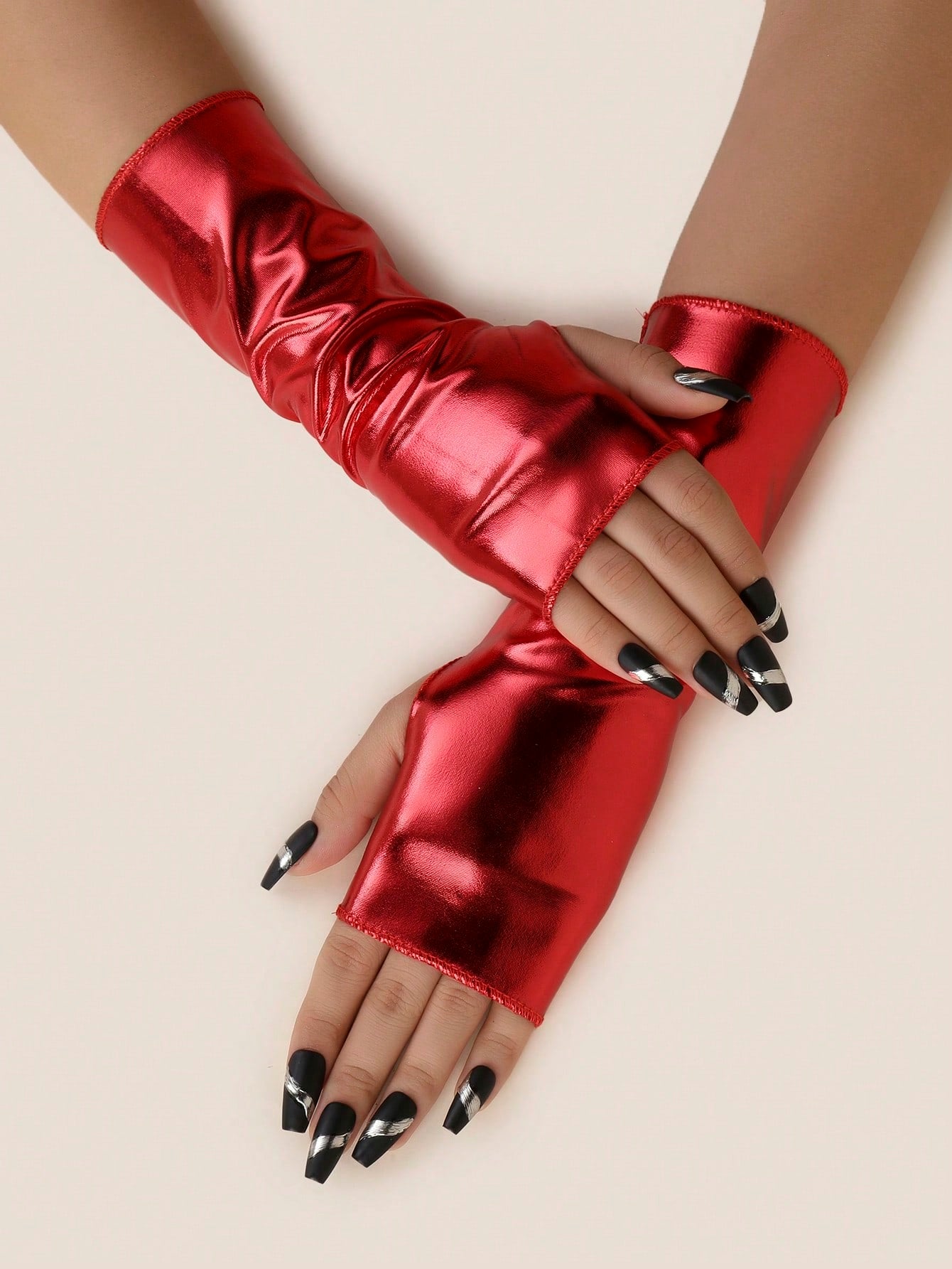 شى ان زوج من قفازات نسائية قصيرة من الجلد اللامع بدون أصابع