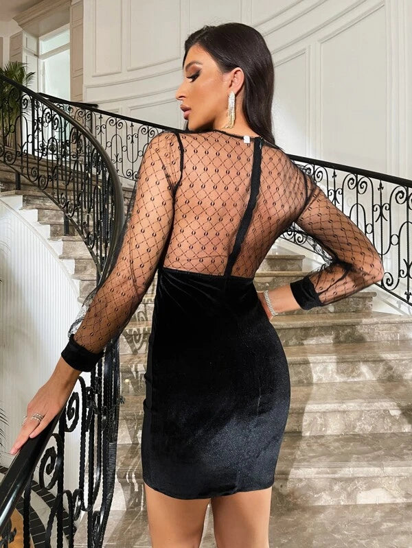 فستان مخملي ضيق من شى ان  بتصميم أرجيل متباين وحواف مكشكشة 