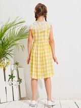 فستان بناتي من شي إن مزين بالدانتيل والشبك والكشكشة بنقشة مربعات 