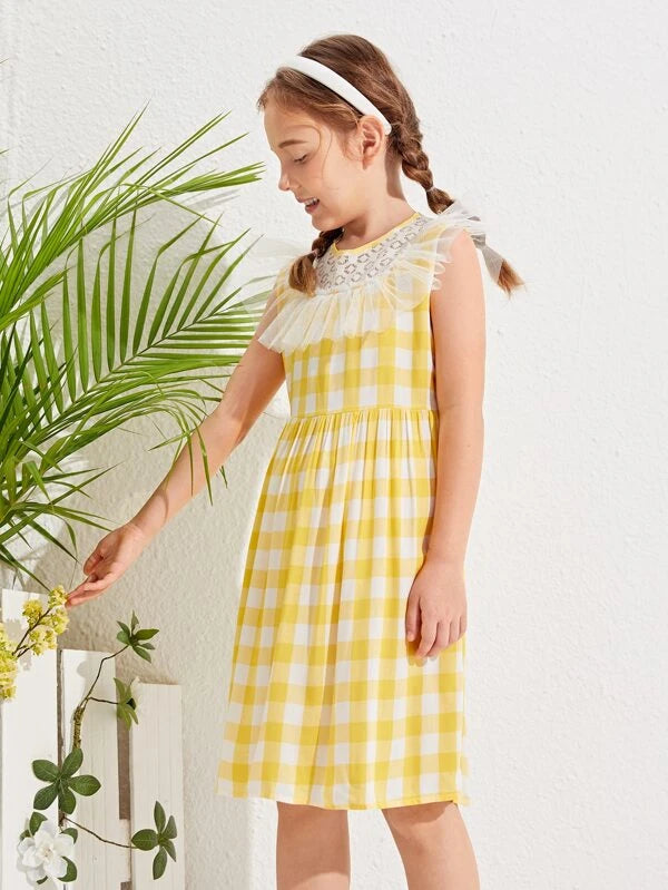 فستان بناتي من شي إن مزين بالدانتيل والشبك والكشكشة بنقشة مربعات 