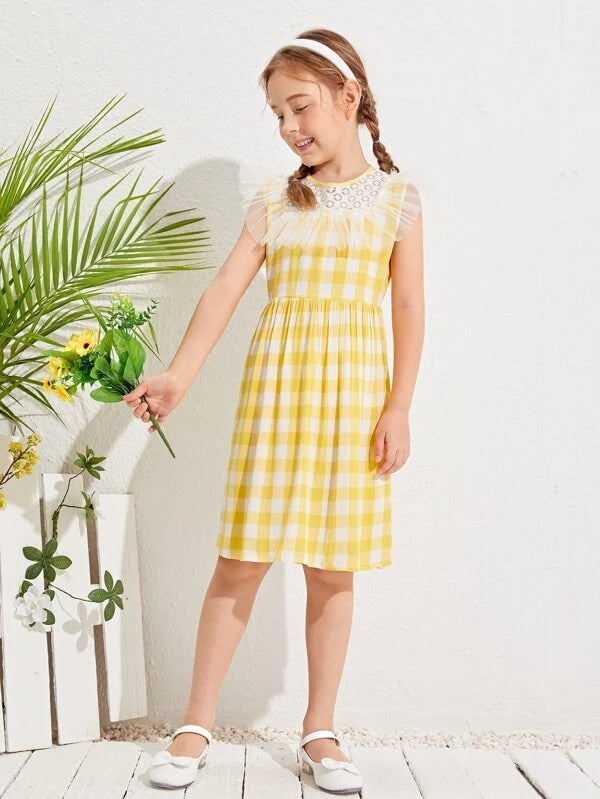 فستان بناتي من شي إن مزين بالدانتيل والشبك والكشكشة بنقشة مربعات 