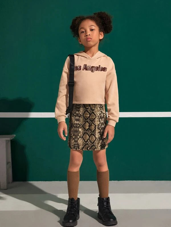 تنورة بناتي من شي إن بنقشة جلد الثعبان وأزرار وهمية  