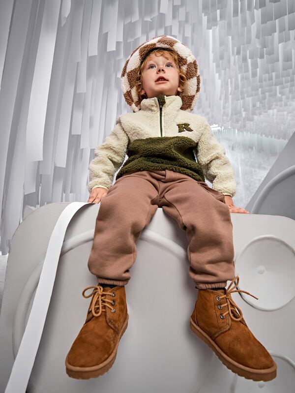 سويت شيرت للأولاد الصغار من شى ان  بسحاب أمامي مطرز بحروف 