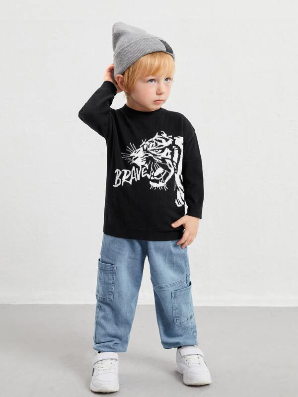 كنزة صوفية للأولاد الصغار من شي إن بنقشة النمر والحروف 