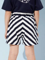 شورت بناتي صغير من شي إن بطبعة شيفرون وجيوب رقعة