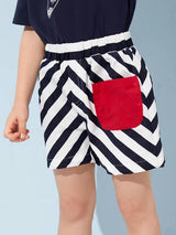 شورت بناتي صغير من شي إن بطبعة شيفرون وجيوب رقعة