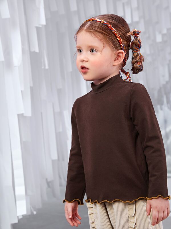 شى ان تيشيرت بناتي صغيرات بياقة عالية وحواف مزينة بنقوش الخس