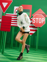 بلوفر من شي إن بتفصيلة شبكية ونقشة حروف وكتل لونية