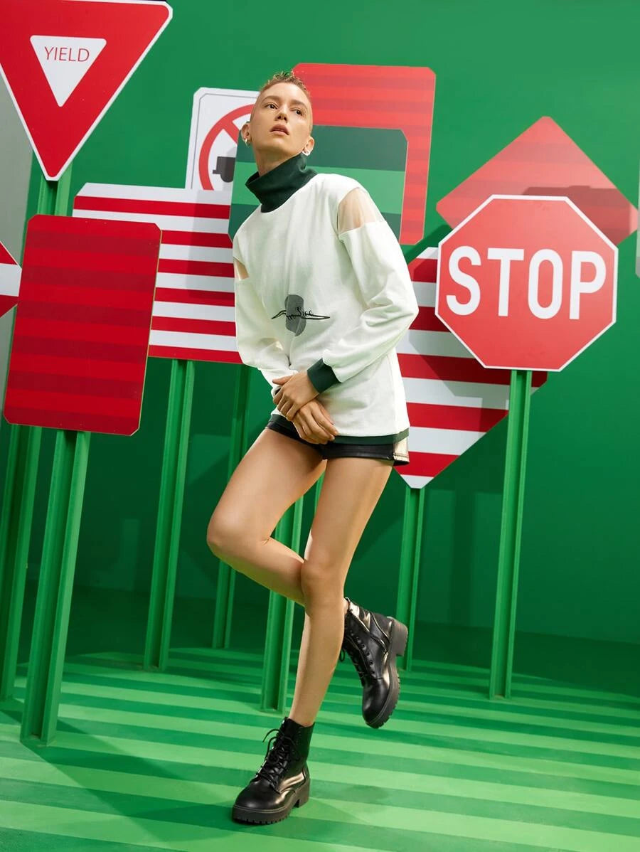 بلوفر من شي إن بتفصيلة شبكية ونقشة حروف وكتل لونية