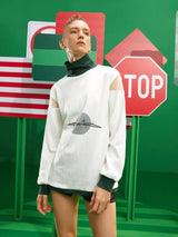 بلوفر من شي إن بتفصيلة شبكية ونقشة حروف وكتل لونية