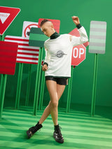 بلوفر من شي إن بتفصيلة شبكية ونقشة حروف وكتل لونية