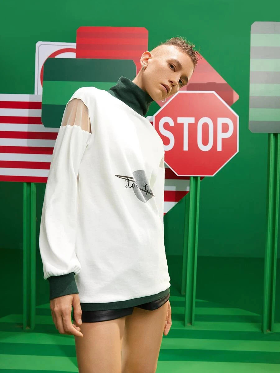 بلوفر من شي إن بتفصيلة شبكية ونقشة حروف وكتل لونية