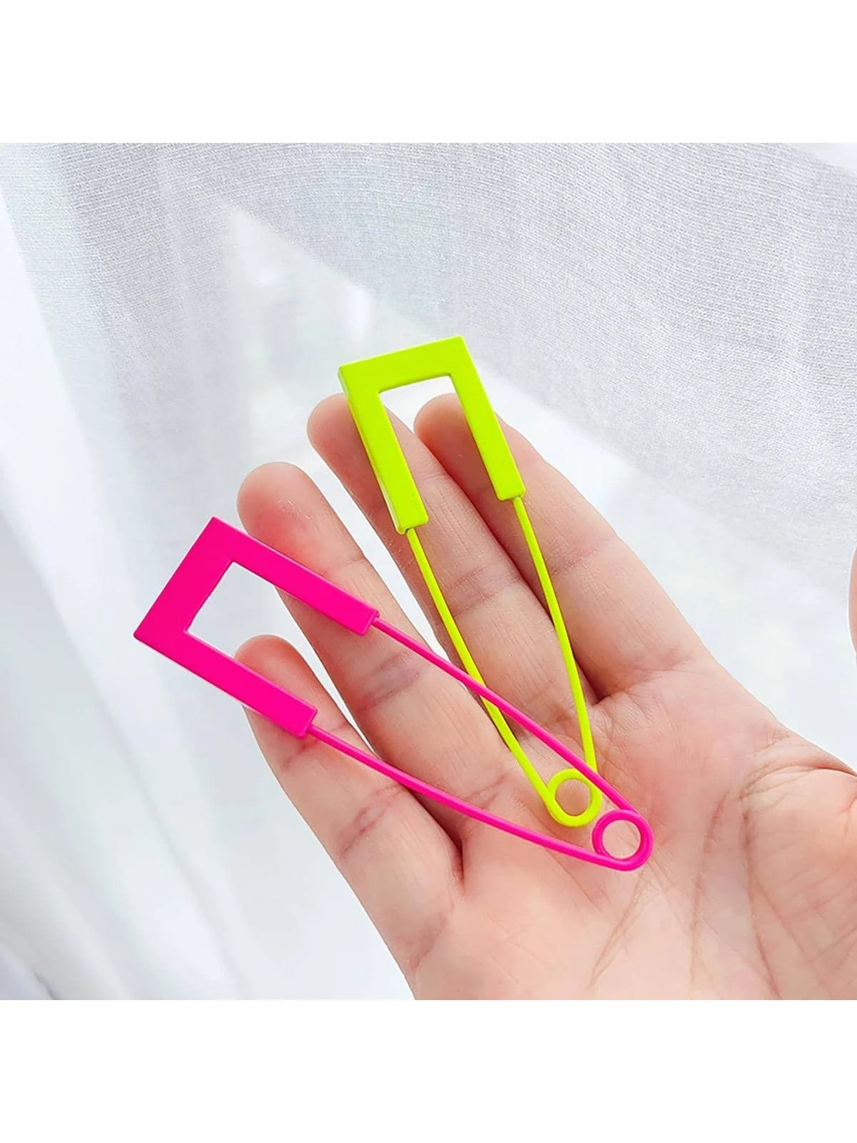 SHEIN Safety Pin Decor Brooch