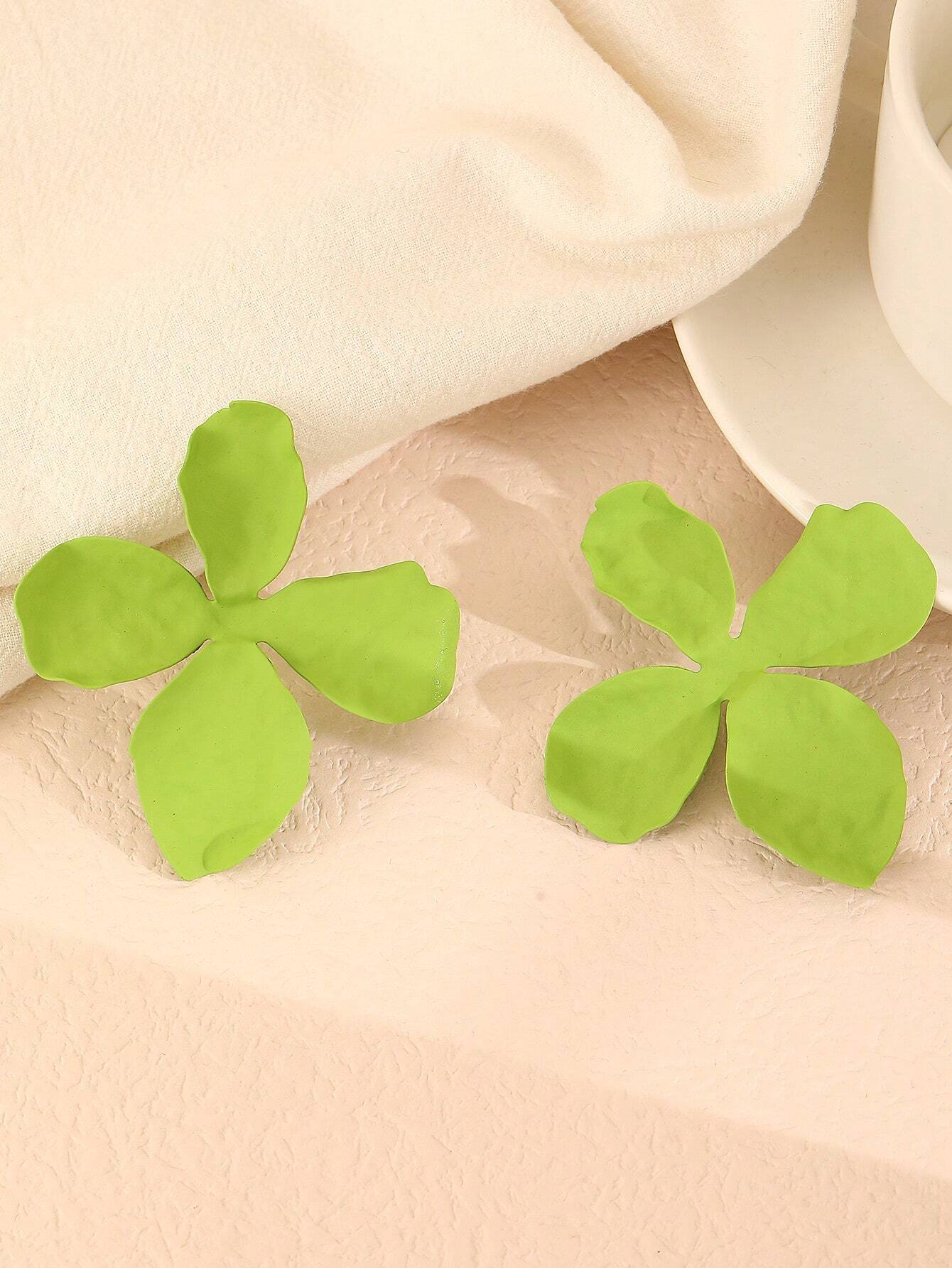 SHEIN 1pair Colorful Exaggerated Flower Earrings, Unique Design, Daya Bay Gold Mine Flower Earrings - Image 2