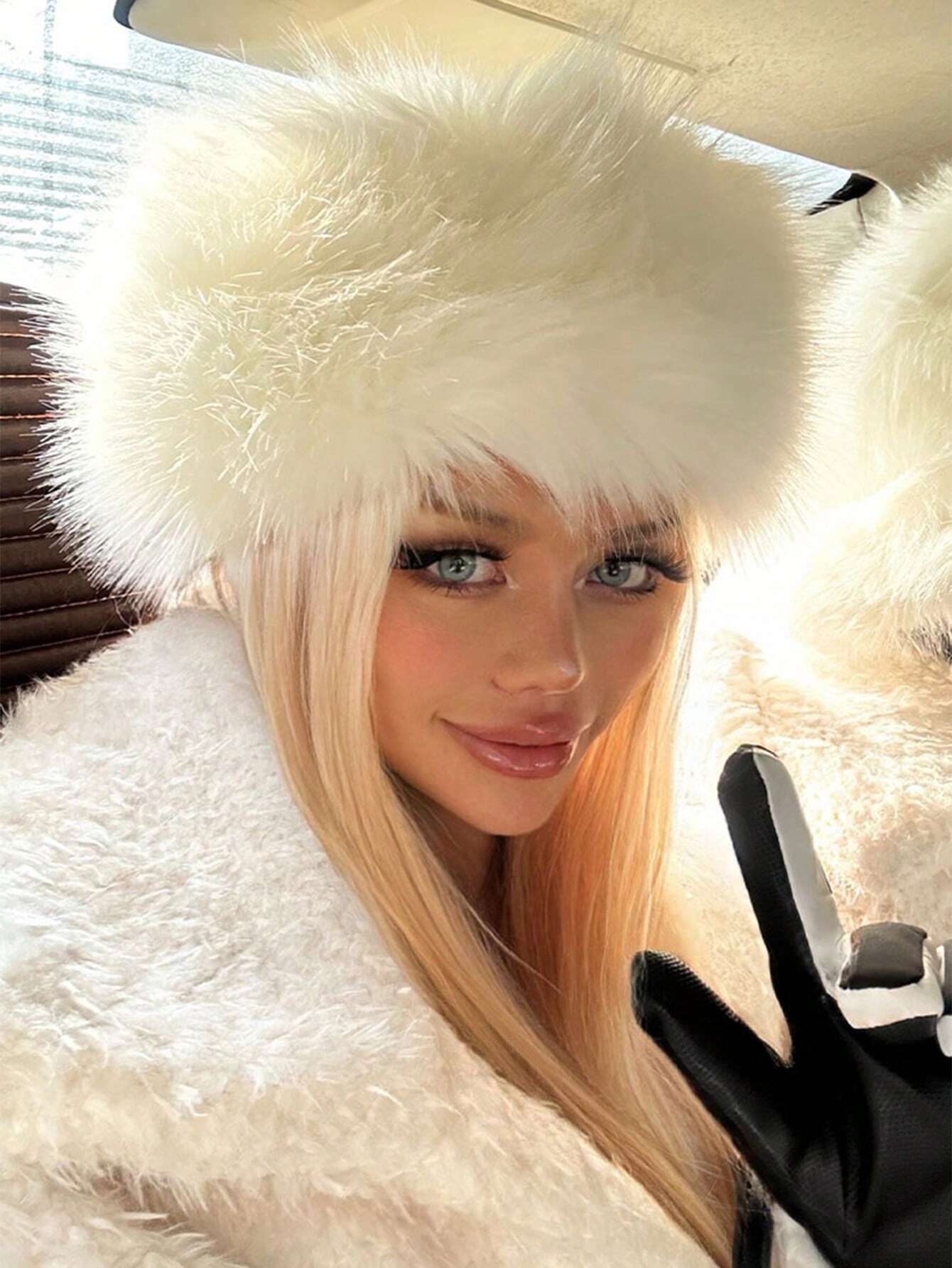 SHEIN 1pc Ladies' Pure White & Thick Feather Decorated Winter Warm Hat