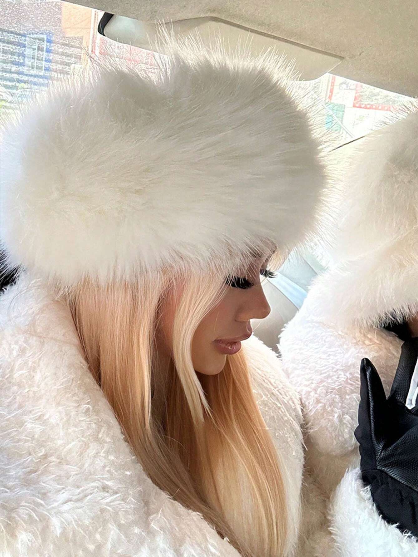 SHEIN 1pc Ladies' Pure White & Thick Feather Decorated Winter Warm Hat