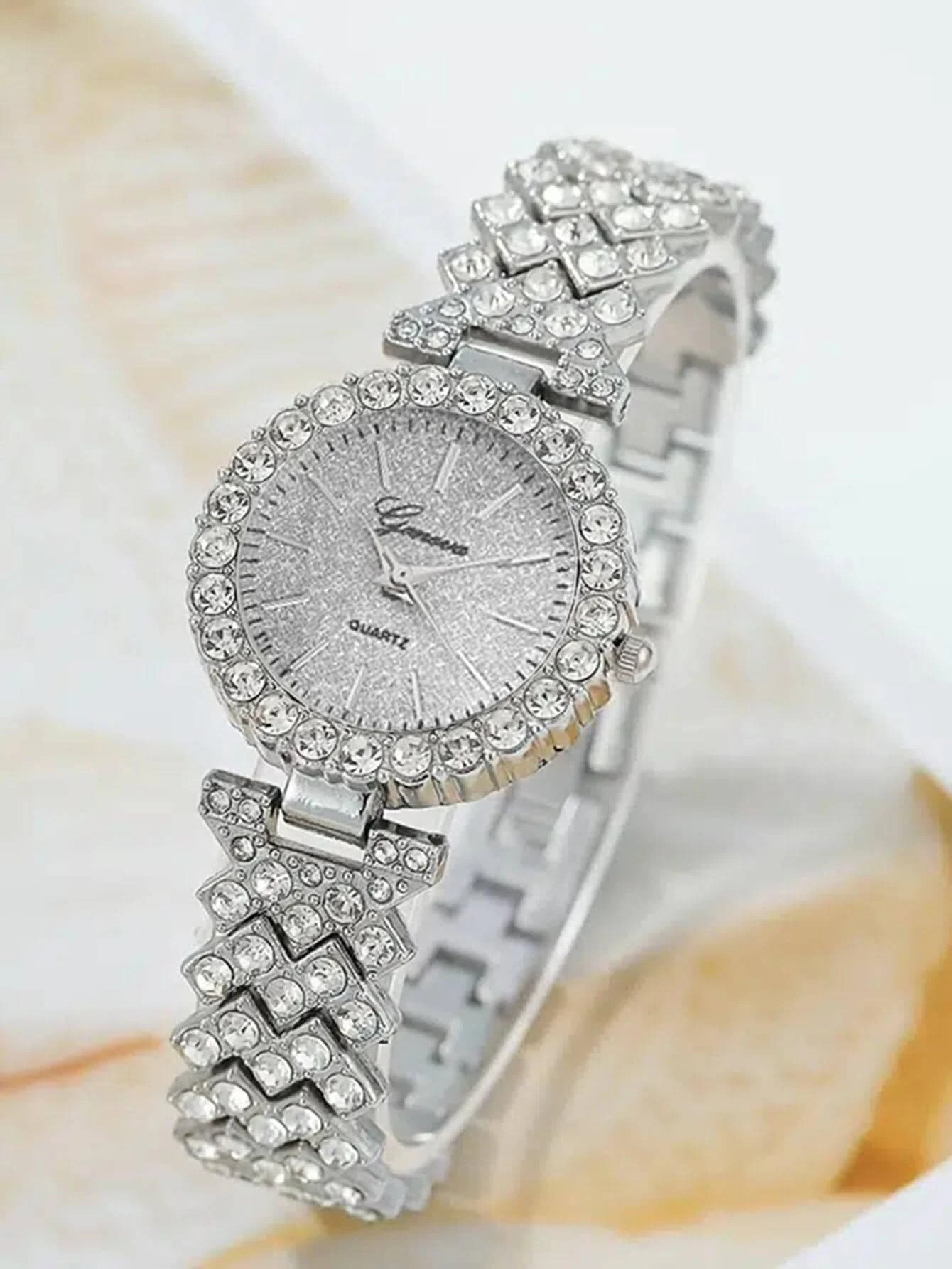 SHEIN 1pc Rhinestone Decor Quartz Watch & 2pcs Rhinestone Decor Bracelet Holiday