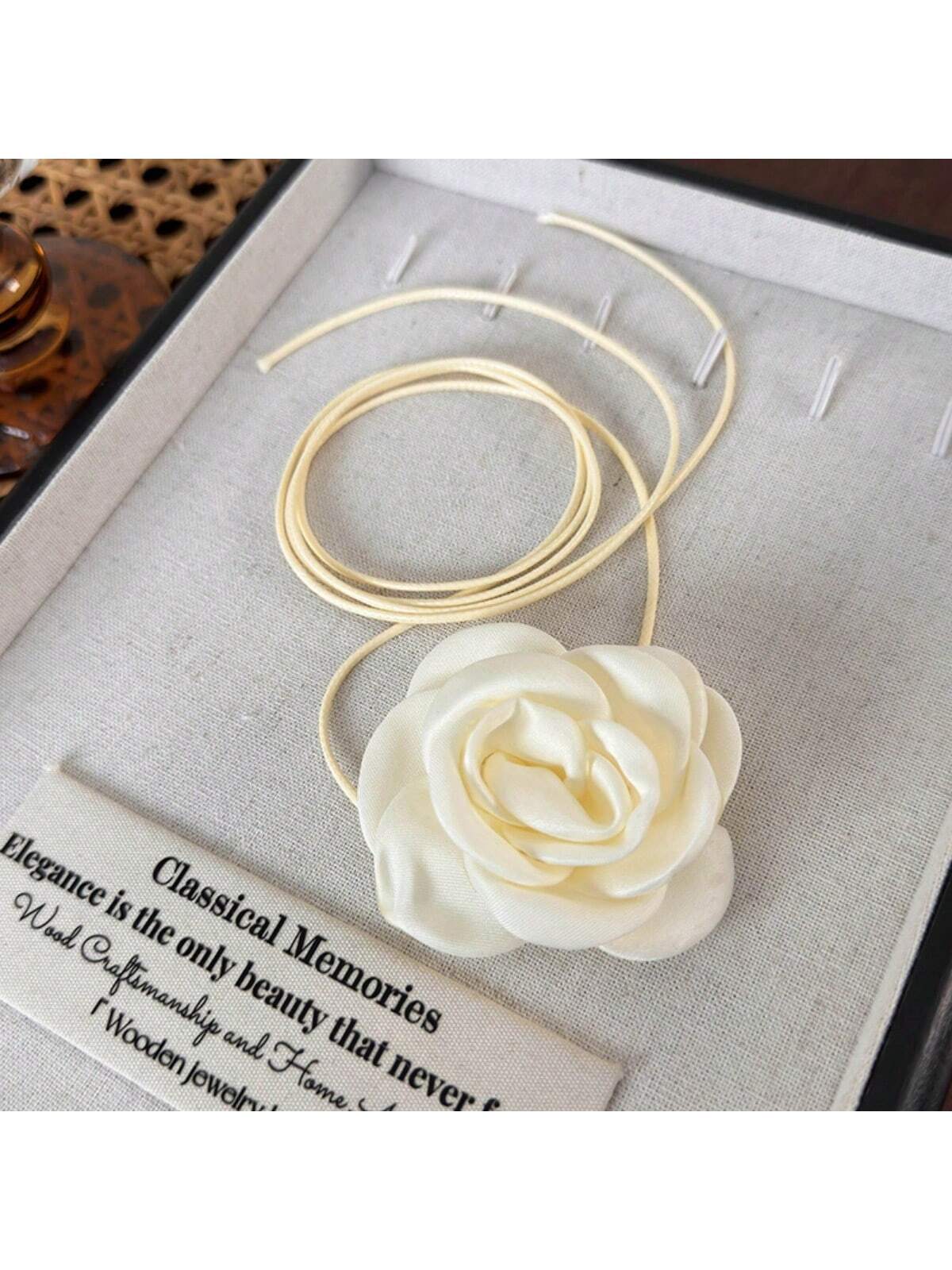 SHEIN Rose Flower Necklace