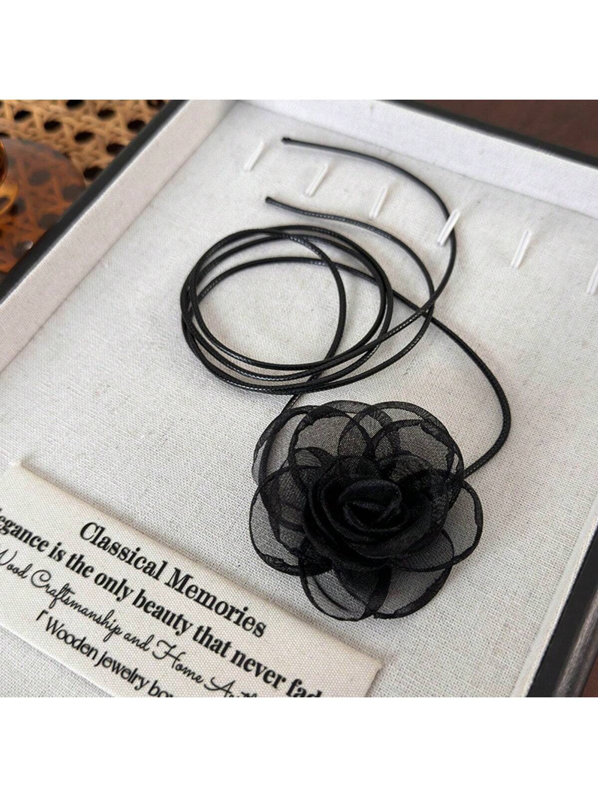 SHEIN Rose Flower Necklace