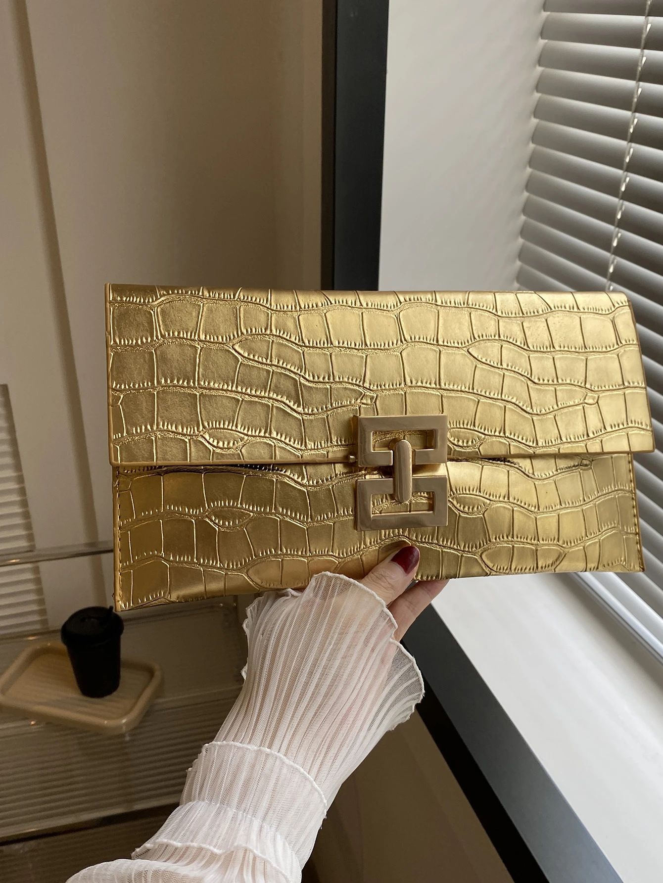 SHEIN Solid Color Simple Crocodile Pattern Embossed Clutch Bag