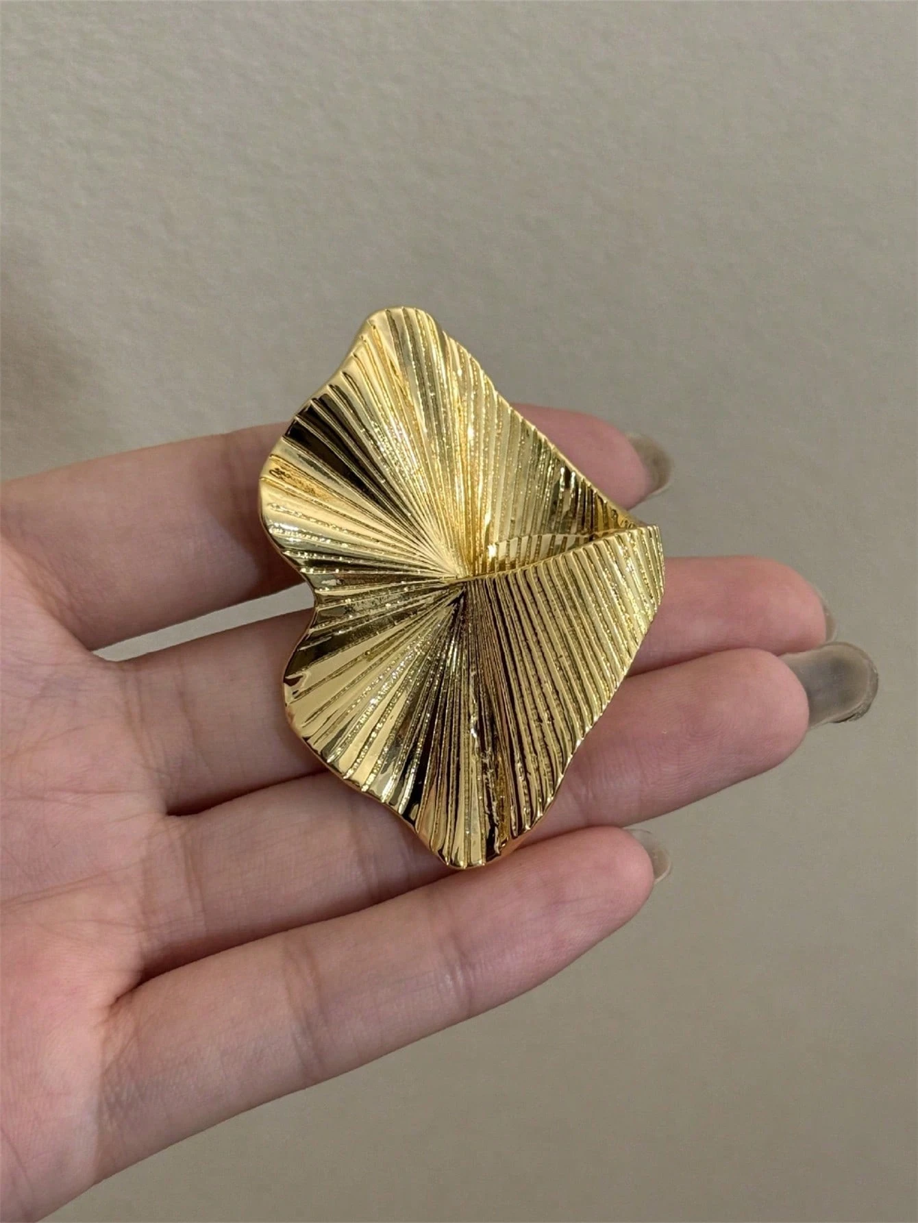 SHEIN 1 Piece,Large Wave Ring Suitable For Party Matching - Image 2